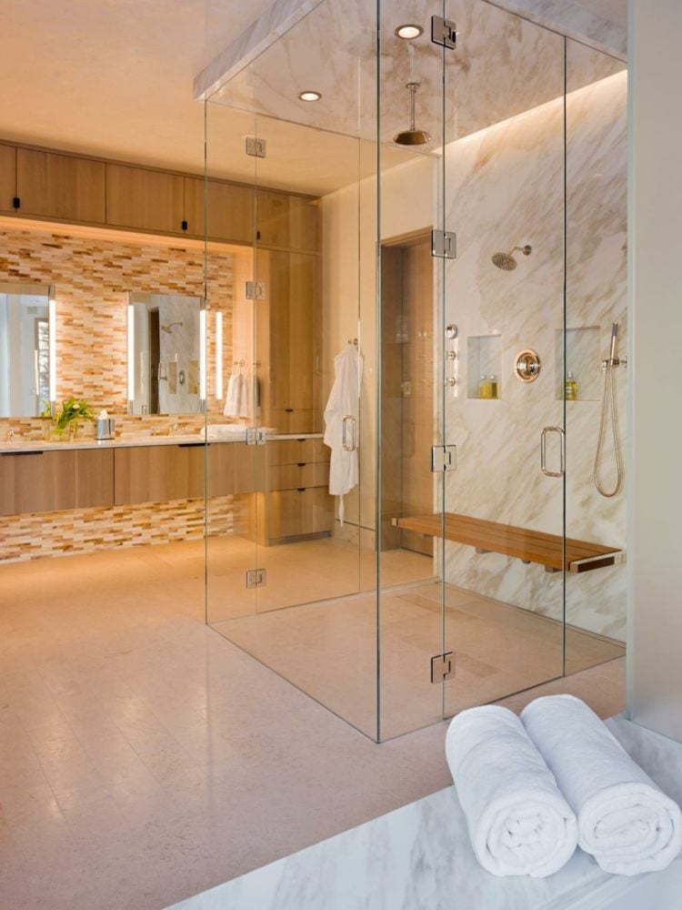 wohnideen für badezimmer warm-atmosphaere-dusche-glas-marmor