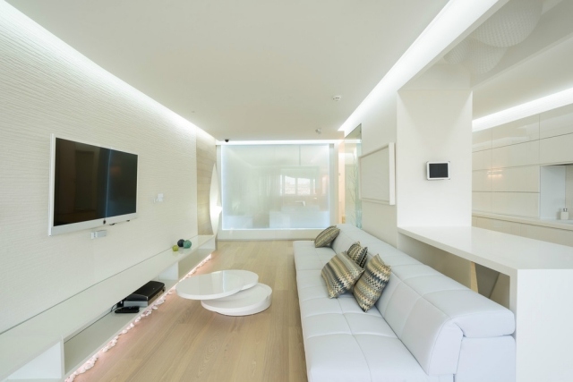 Wohnideen in Weiß wohnzimmer-indirekte-beleuchtung-decke-holzboden-wand-fernseher