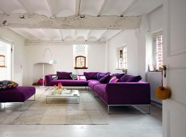 wohnideen-wohnzimmer-design-sofa-set-purpur-dekokissen-couchtisch-metall-glas
