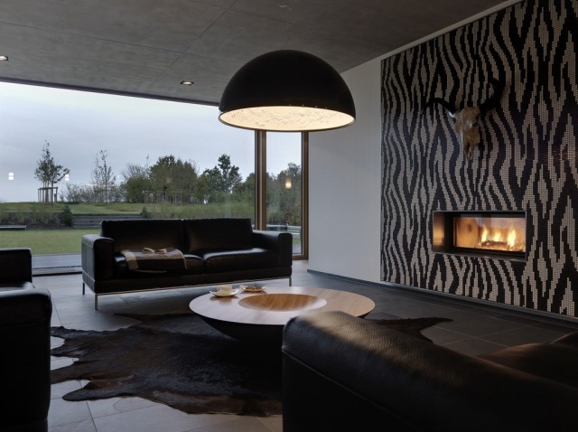 wohnzimmer-design-sofa-dunkel-farben-maskuline-atmosphäre-wanddesign-streifen
