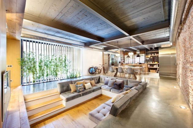 wohnzimmer-einrichtung-gesunkener-sitzbereich-graues-sofa-polierter-beton-bodenbelag
