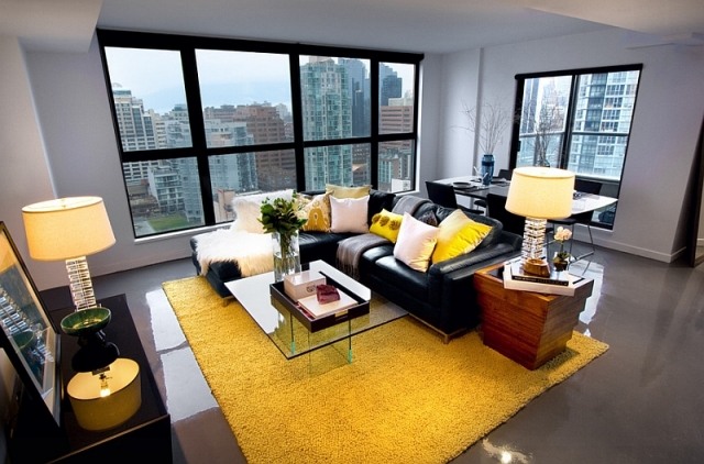 wohnzimmer-grau-gelb-schwarz-akzente-fensterfront-stadtwohnung