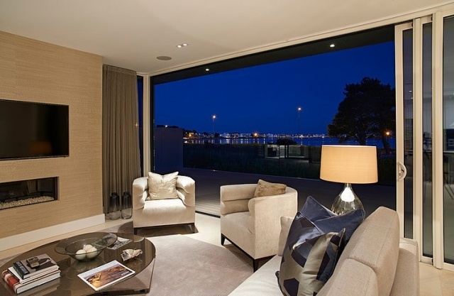 wohnzimmer-luxushaus-schiebetueren-terrasse-ausblick