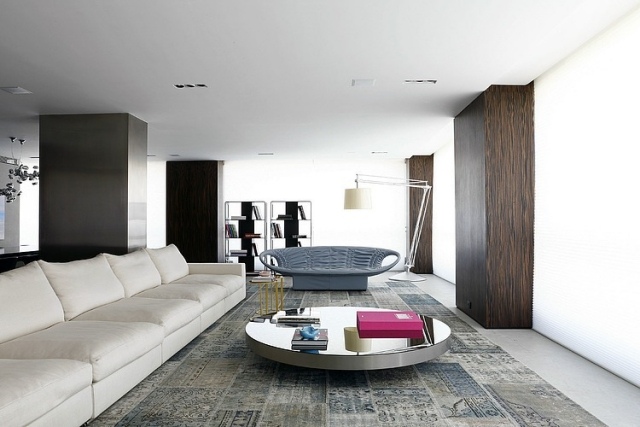 wohnzimmer-moderne-einrichtung-designer-moebel-weiss-grau