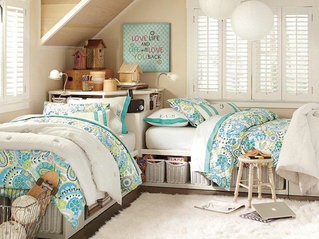 zwei-Einzelbetten-bunte-Aquamarin-Bettdecken-weißer-Teppich