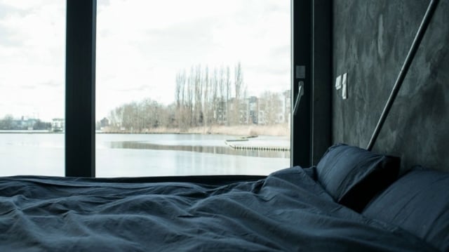 zweites-Schlafzimmer-mit-Ansicht-auf-See-Rhein-Fluss