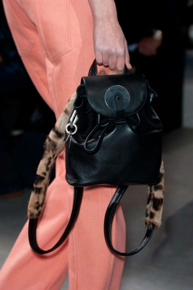 Acne-Handtaschen-Kollektionen-Rucksack-mit-Träger-animalische-Tierdrücke