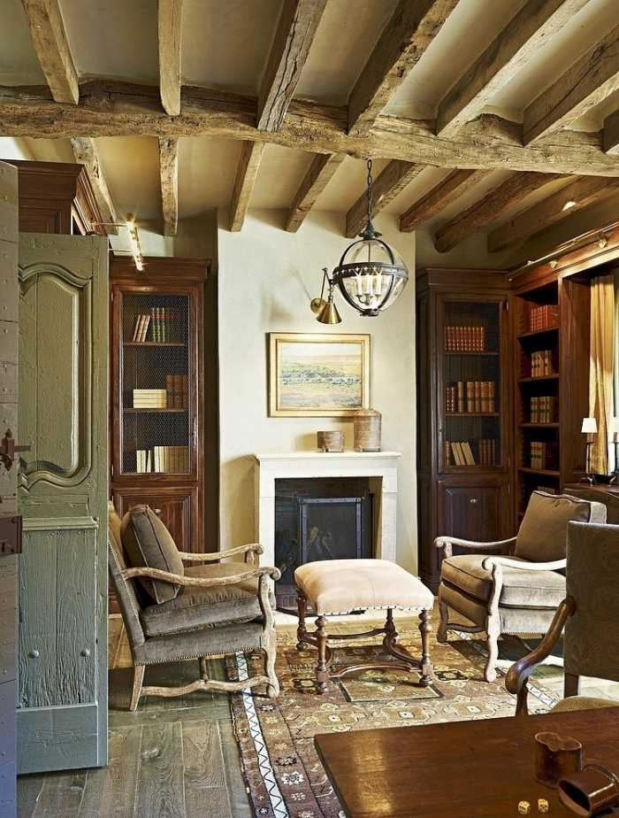Altertümlich-aussehende-Möbel-vintage-Shabby-Stil-Used-Look-Landhaus-Stil