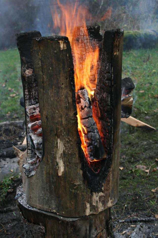 Ausgebrannt-Kaspar-Hamacher-Fire-Sculpting-Kunst-der-Herstellung-von-Möbeln