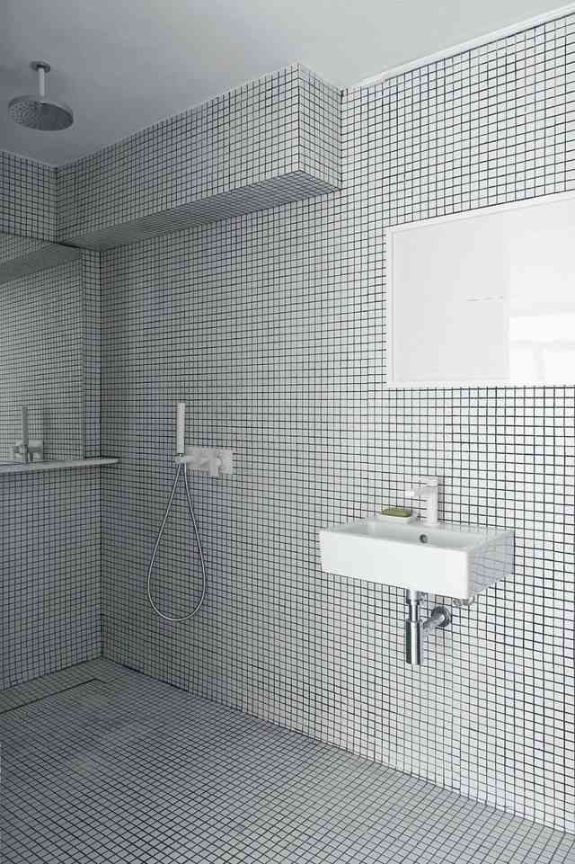 Badezimmer-kleinformatige-Fliesen-weiße-Armaturen