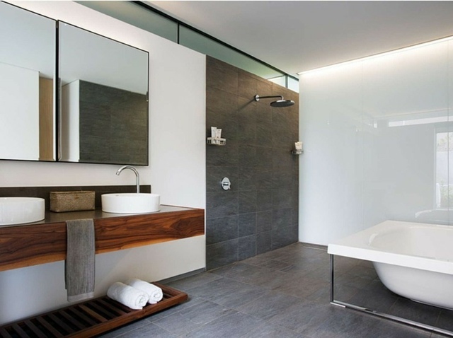 Badezimmer-mit-aufgestellter-Badewanne-Holz-Waschtisch