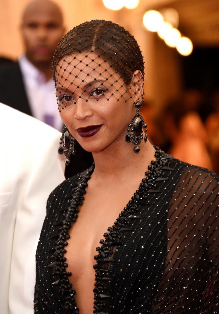 Beyoncé-Knowles-Met-Ball-2014-schwarze chandelier ohrringe