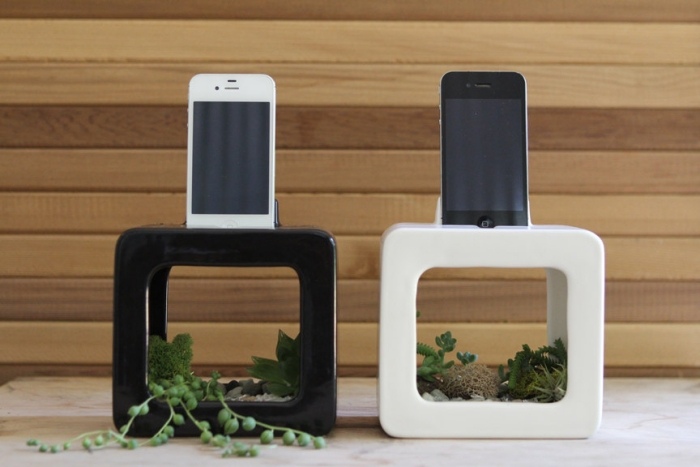 BloomBox-Ständer-für-Smartphone-mit-integriertem-Lautsprecher-ladestation-pflanzgefäß