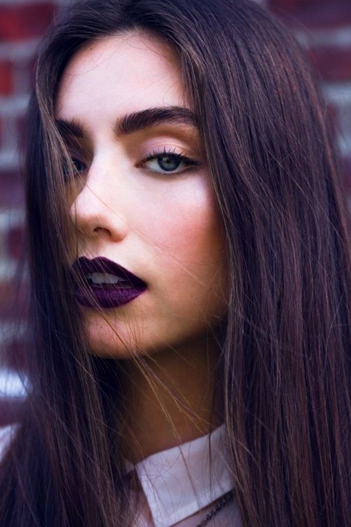 Braut-Make-up-Ideen-dunkel-lila-fuchsia-farbene-Lippen-augenbrauen-nachzeichnen
