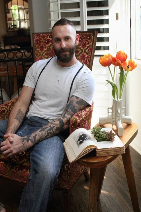 Bücher-als-Blumentopf-fürSukkulenten-Holztisch-der-Künstler-mit-Tattoos