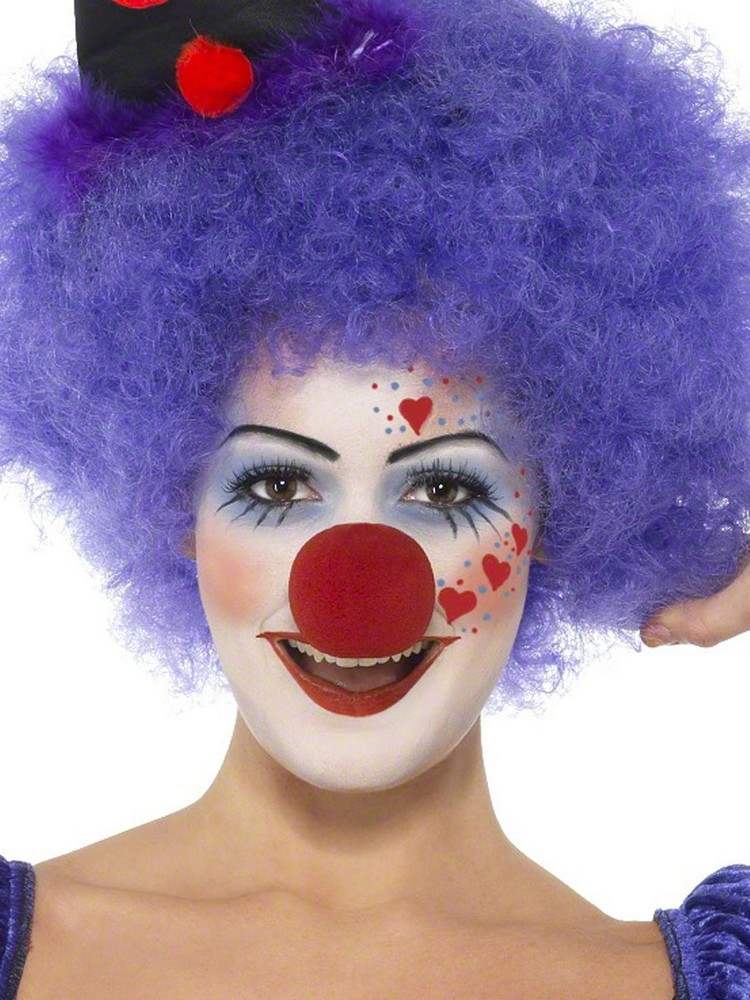 Clown-schminken-Frau-rote-herzchen-weisse-grundierung