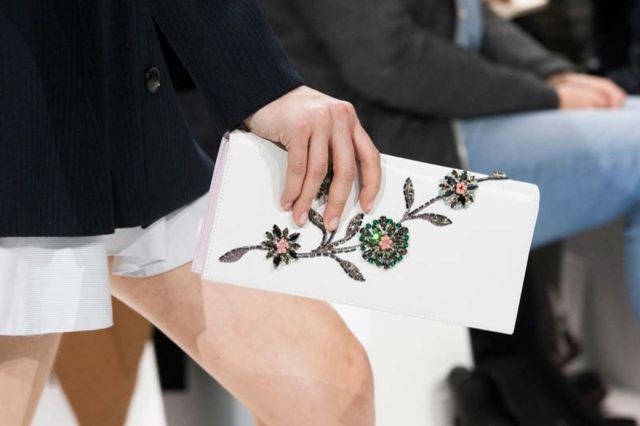 Clutch-Uterarmtasche-mit-verzierter-Blume-von-Dior