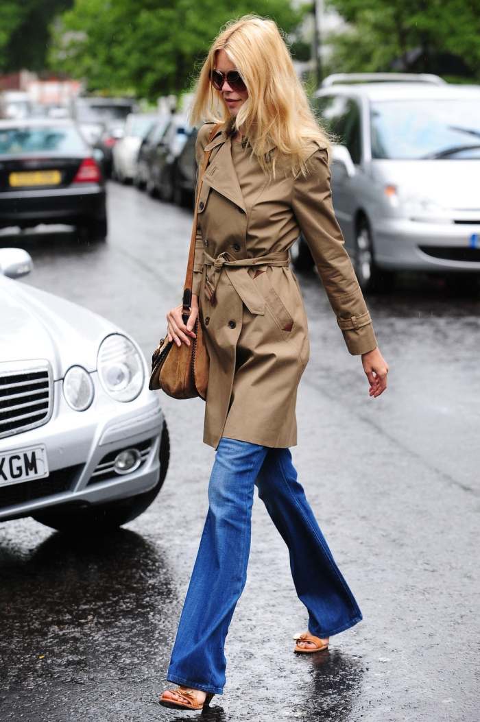 Damen-Trenchcoat-khaki-farbe-tailliert-mit-gürtel-Street-Styling-mit-Jeans