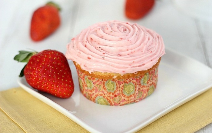 Dekoration-der-Muffins-mit-Erdbeeren-und-Vanilla