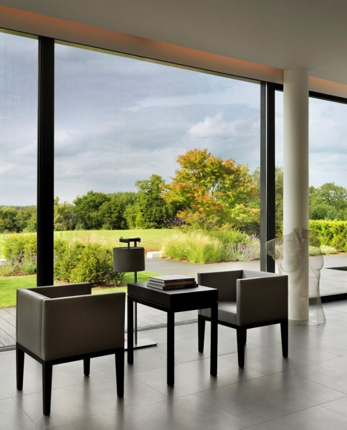 Design-Haus-Sitzmöbel-terrasse-ledersessel-schwarz-armlehnen-leseecke-beistelltisch