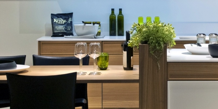 Design-Möbel-integriert-Pflanzgefäß-Poggenpohl-Küchen
