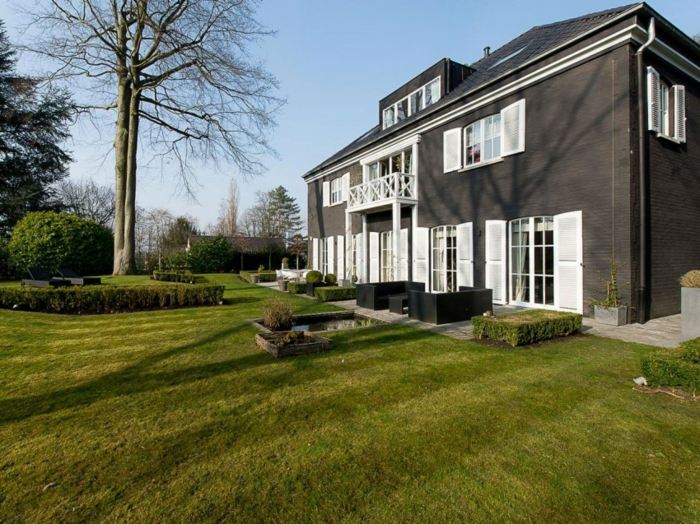 Belgien klassisch-schöner Garten zwei Stockwerke