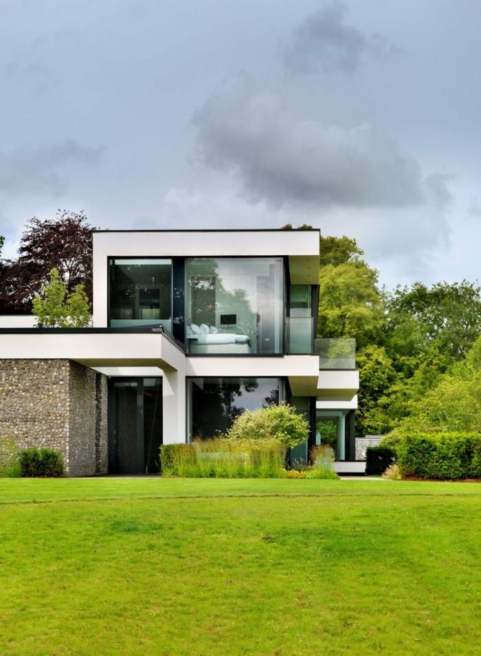 Einfamilienhaus-Flachdach-Baukörper-weiß-schwarze-Konturen-grafische-wirkung