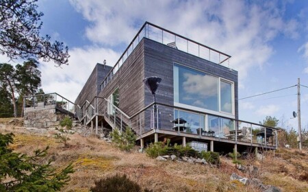 Einfamilienhaus Glasfronten Flachdach Holz Fassade