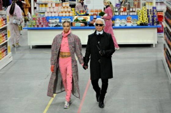 Ein-Model-mit-Karl-Lagerfeld-in-dem-Supermarkt