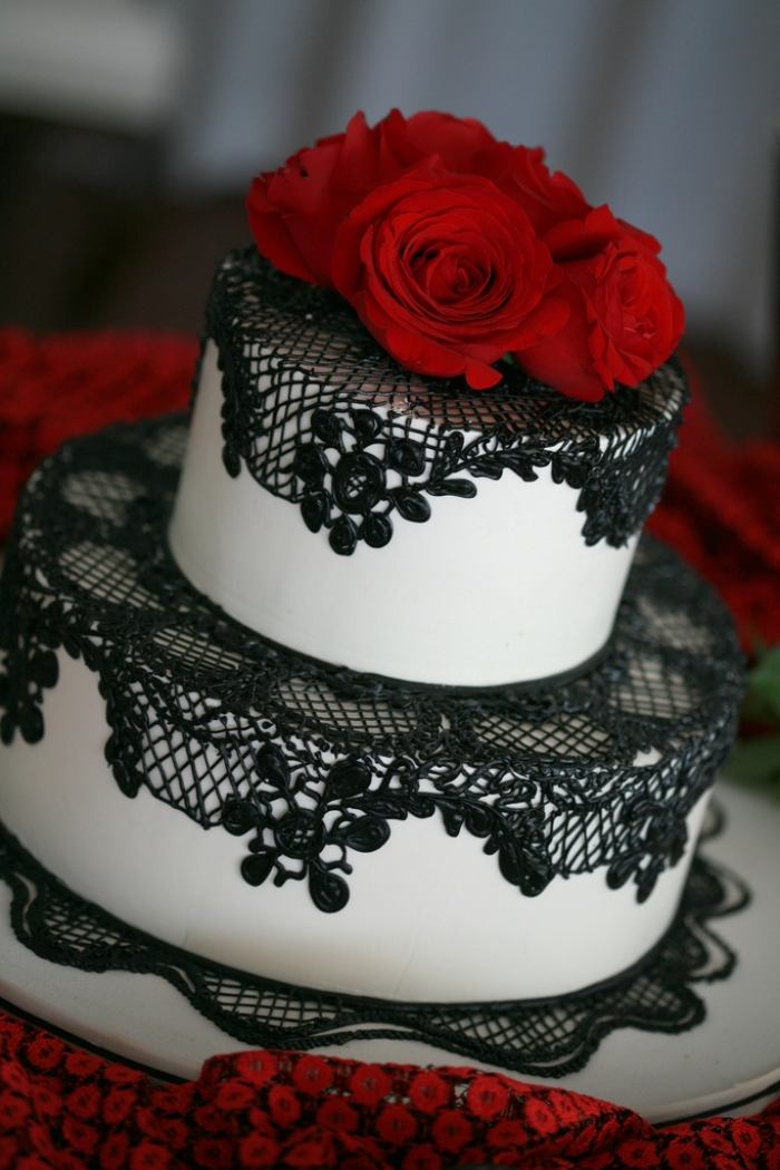 Etagentorte-zur-Hochzeit-schwarze-spitze-essbar-dunkelrote-Rosen