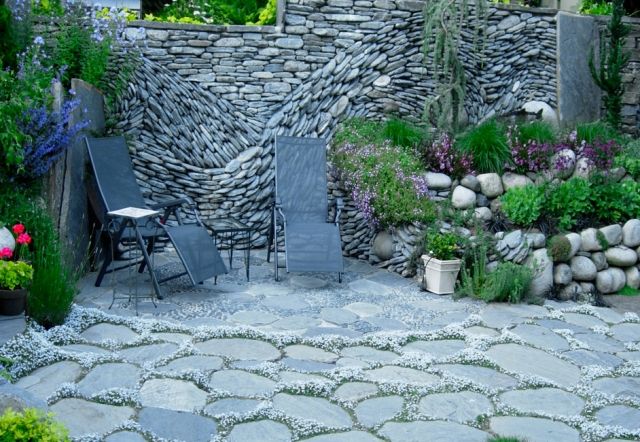 Garten-Sichtschutzmauer-mit-Steinen-naturalistisch-gehalten-Patio