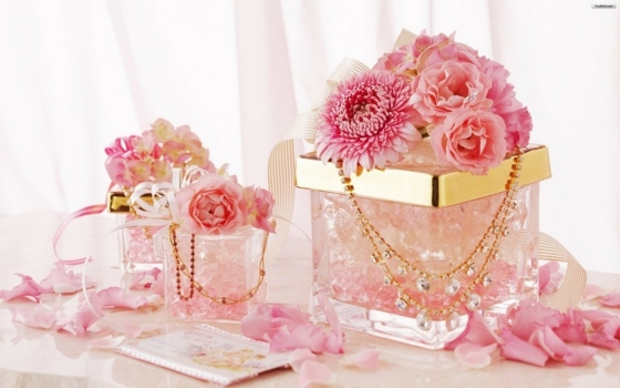 Geschenk-für-die-Braut-mit-Blumen-dekoriert