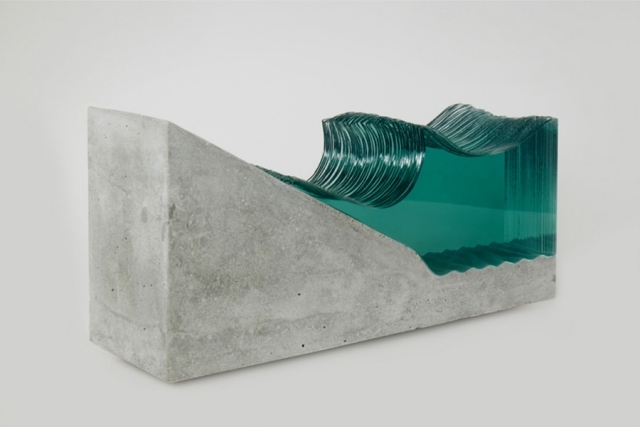 Glas-Skulptur-Beton-Sockel-zerbrochene-Flüssigkeit-Küste-Ben-Young