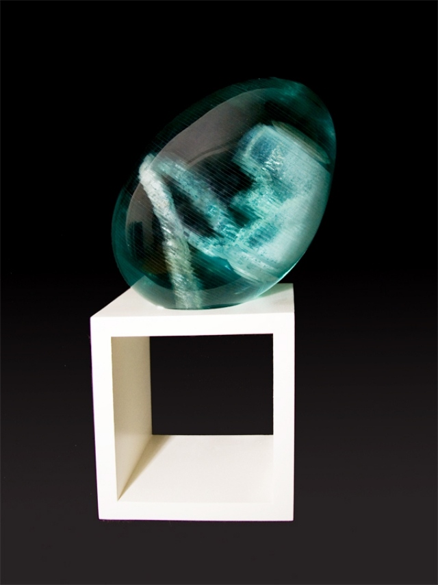 Glas-Skulptur-embryo-im-mutterbauch-Hidden-Beginnings-ben-young-kunst