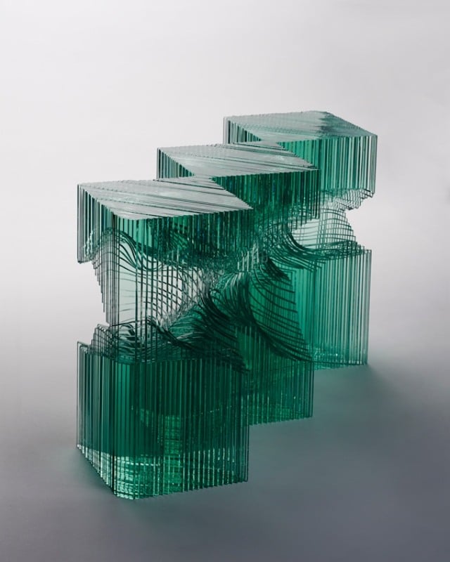 Glas-Skulptur-vibrierend-abstrakte-Form-ben-young-kollektion-Parallels-III