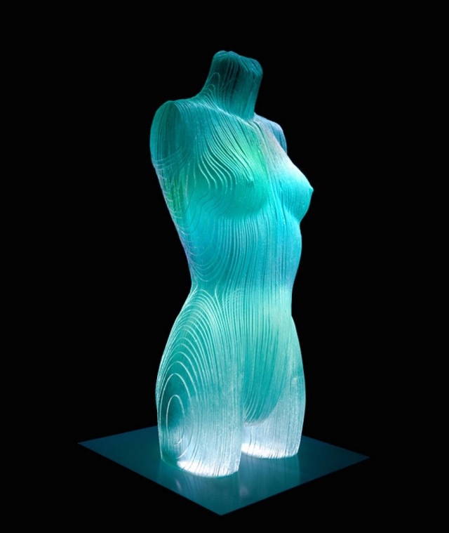 Glaskunst-Frauen-Körper-Skulptur-geschnittenes-glas-Dangerous-Curves-young-ben