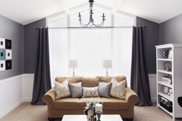 Wohnzimmer Dachschräge weiße Decke Caramel Sofa