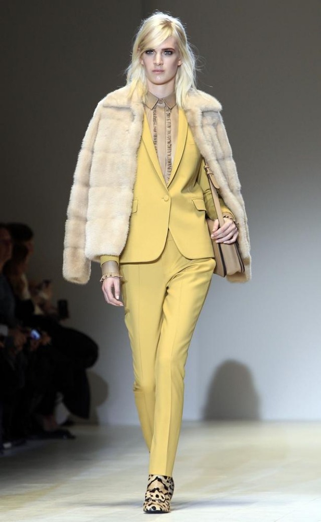 Gucci-look-für-winter-kunstfell-kurzjacke-damenanzug-gelb-feminin-geschnitten