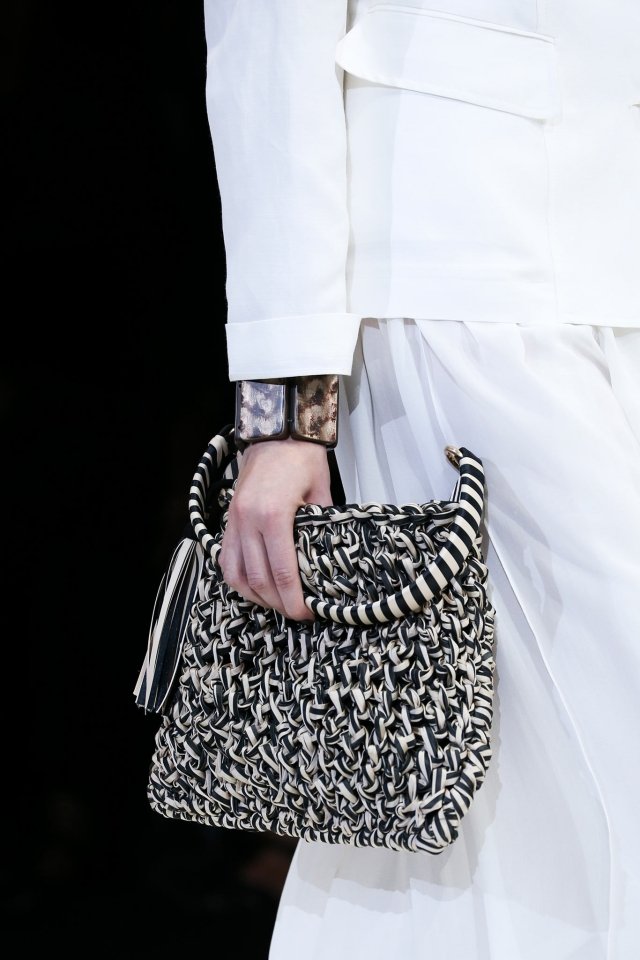 Handtasche-Giorgio-Armani-klassisch-feminin-strick-look-schwarz-weiß