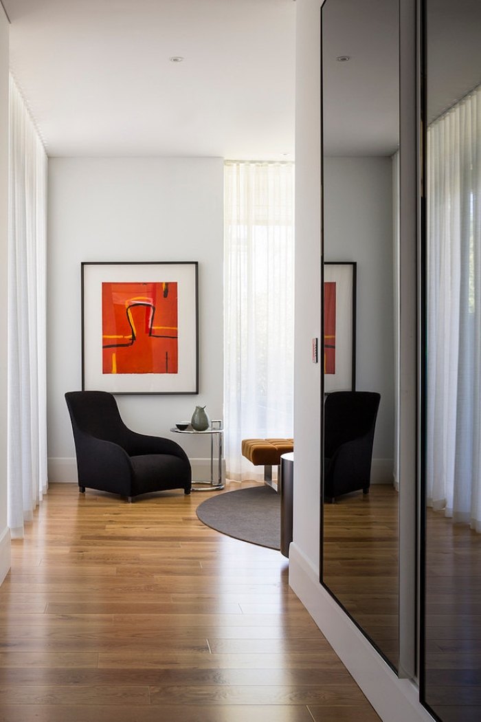 Haus-Interieur-Fußboden-Laminat-hell-Leseecke-Relax-Stuhl-Wandgemälde-abstrakt
