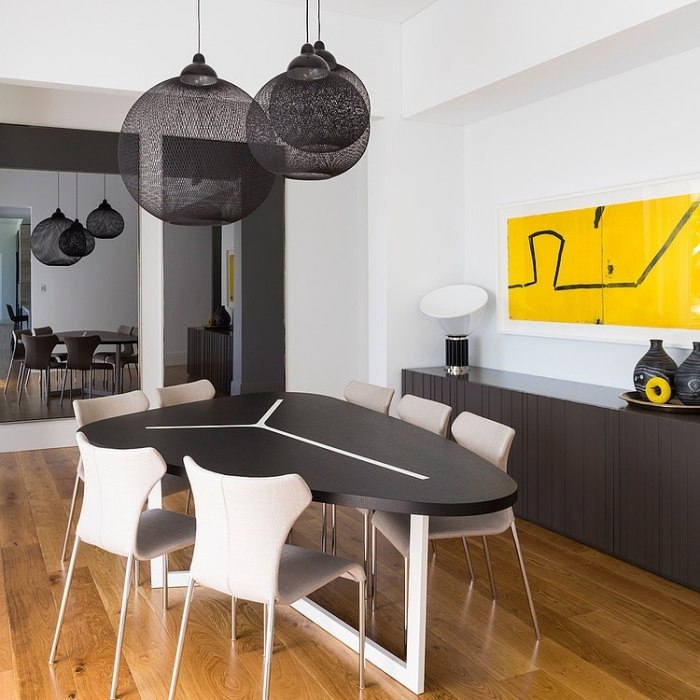 Haus-Interieur-springfiled-essplatz-schwarze-designer-leuchten-weiße-stühle-modern