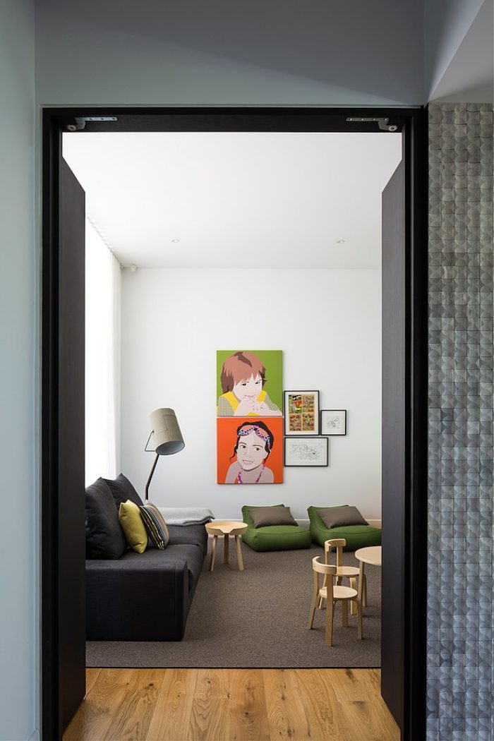 Haus-Interieur-wohnzimmer-bodenkissen-sitzsäcke-olivengrün-wanddeko-gemälde-porträt