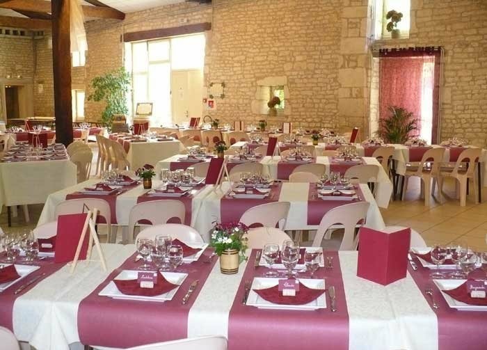 Heiraten-im-Schloss-Fuchsia-Farbe-Tischdekoration