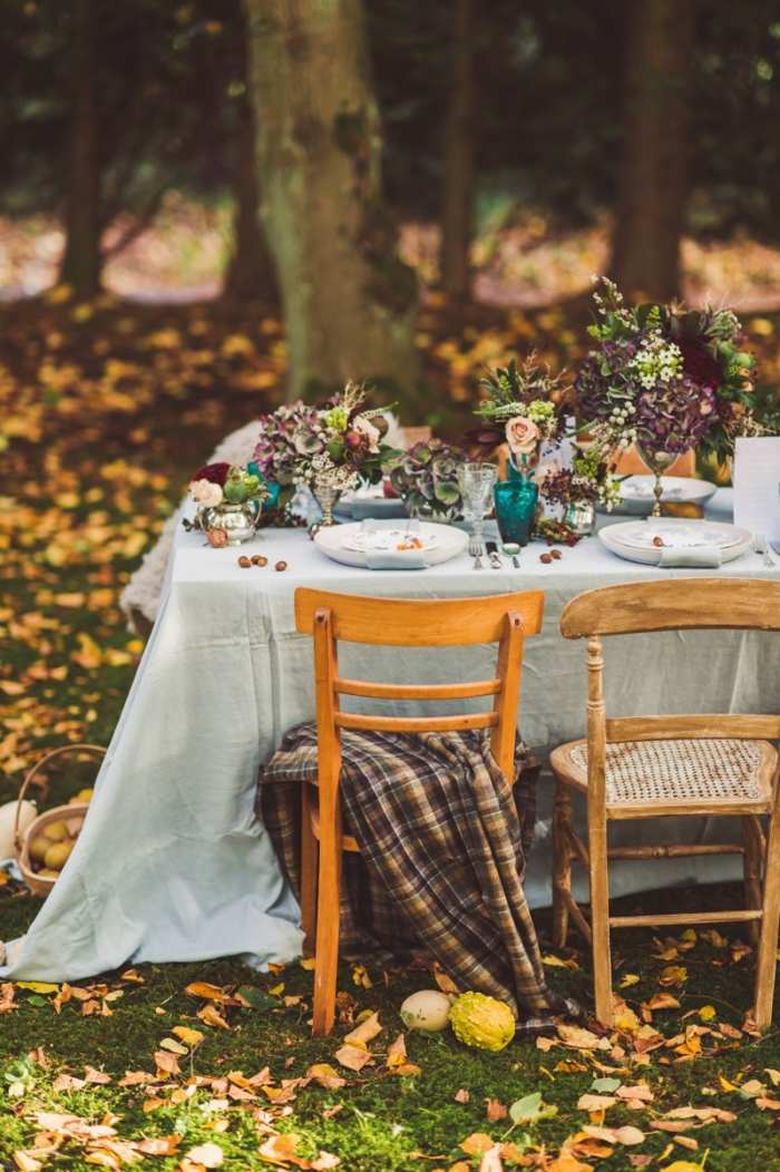Herbst-Feier-im-Garten-festliche-TAfel-Vintage-Stühle-Bilder-Rebekah-J-Murray