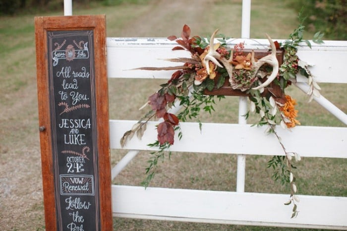 Herbst-Hochzeit-Wald-Blumenschmuck-kreidetafel-glückwünsche-aufschreiben