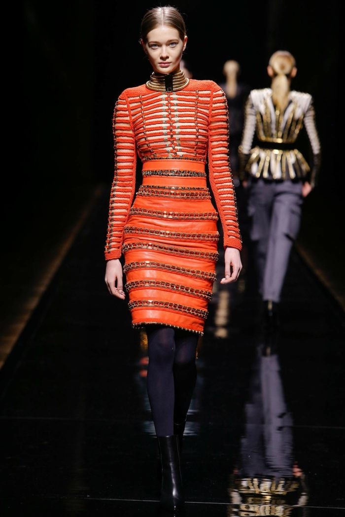 Wintermode Balmain Modeshow orange Kleid Leder Details