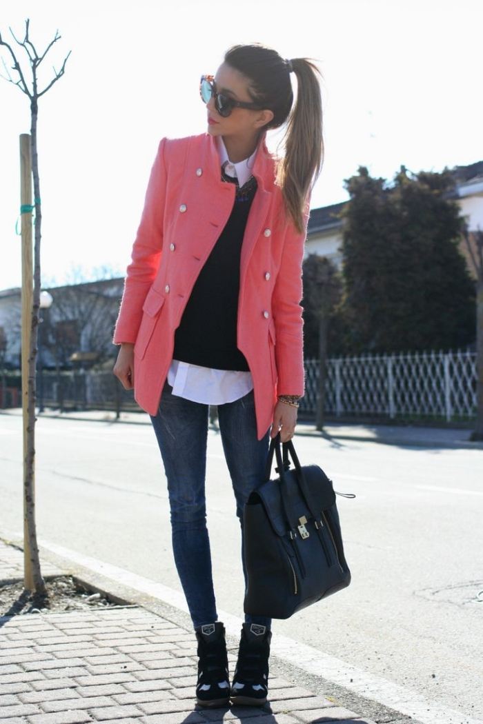 Herbstoutfit-Ideen-zum-Nachstylen-trend-schuhe-Wedge-Sneakers-pink-blazer