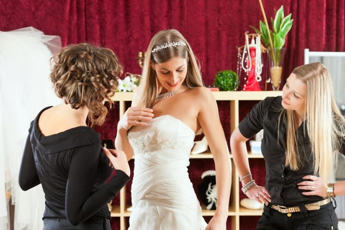 Braut Kleid anziehen ausprobieren