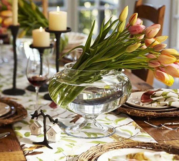 Hochzeit-Dekoration-am-Tisch-mit-Tulpen