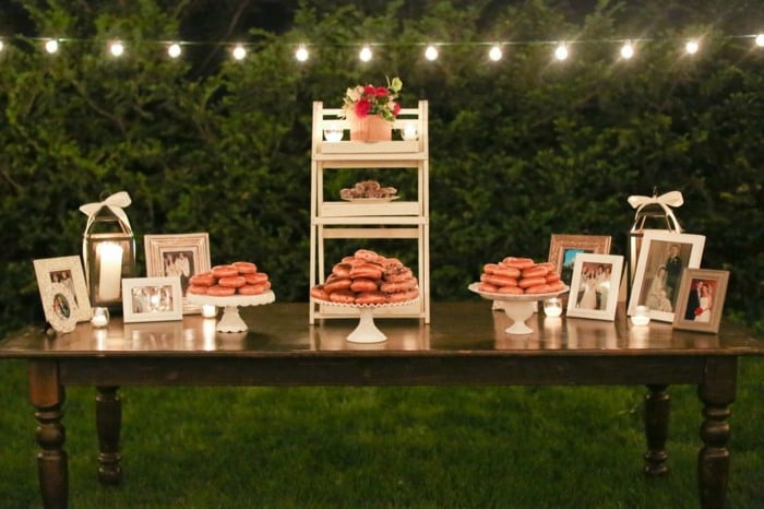 Hochzeit Fotos am Tisch arrangieren Ideen romantische Deko